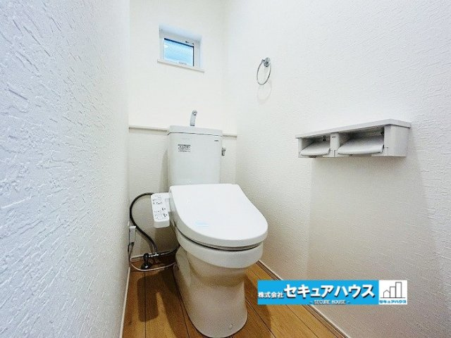 【中古住宅】名古屋市南区七条町3丁目のトイレ|【高機能トイレ】
◆高機能トイレの多くは便器のフタの開閉が自動であり、使用後に手動で水を流す面倒もなく非常に便利です。スタイリッシュな見た目で、お掃除しやすく、節水効果が高いです。