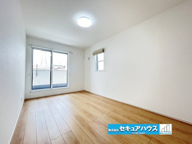 【中古住宅】名古屋市南区七条町3丁目の洋室|【洋室7.5帖】
◆お子様のお部屋や主寝室、来客時の宿泊室、趣味のお部屋としてもご利用いただけます♪
◆全居室日当たり良好です♪収納も各居室ごとに設置されています◎　　　　　　