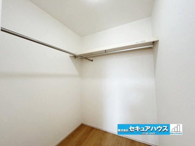 【中古住宅】名古屋市南区七条町3丁目の収納|【洋室7.5帖ウォークインクローゼット】
◆ショーケース付きの片づけやすい収納になってます。
衣類から小物まで片づけられます！！　　　　　