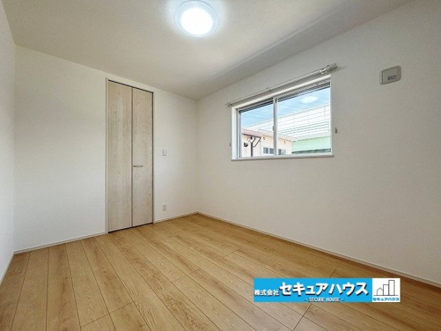 【中古住宅】名古屋市南区七条町3丁目の洋室|【洋室6帖】
◆家族一人ひとりの大切なプライベート空間。趣味に合わせて使って頂けるようシンプルに仕上げてあります。暮らし心地を大きく左右する収納を、適材適所に配置し使い勝手を考慮しました。　