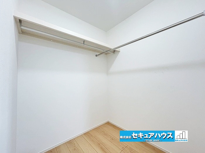 【中古住宅】名古屋市南区七条町3丁目の収納|【洋室6帖ウォークインクローゼット】
◆衣類、ショーケース、大きい物から小さい物まで片付けられてお部屋がすっきりと保つことができます♪　　　　　　　　　　　　　　　