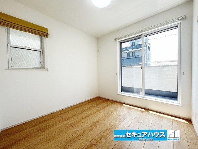 【中古住宅】名古屋市南区七条町3丁目の洋室|【洋室5.5帖】
◆広々とした居住空間は日々の暮らしを彩り、心のやすらぎと満足感を与えてくれます。通風と採光を考慮した設計は子供たちはのびのび育ち、家族でくつろぎと団らんを生み出します。　　　　　　