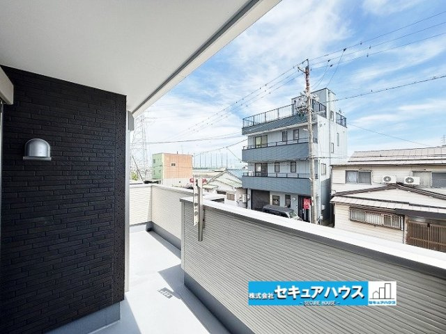 【中古住宅】名古屋市南区七条町3丁目のバルコニー|【バルコニー】
◆見晴らしもよく、太陽の温かな温もりをめいっぱい受け止めてくれます。 太陽の光と爽やかな風を受けたお洗濯物はあっという間に乾き、取りこむ時には太陽の匂いを感じられそうですね。　
