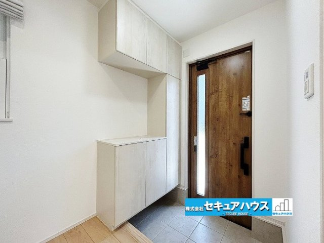 【中古住宅】名古屋市南区七条町3丁目の玄関|【玄関】
◆シューズボックス付きの玄関です。玄関周りがスッキリと片付きます。
◆明るく開放的な空間の為、家全体の印象が明るくなります。　　　　　　　　　　　　　　　　　