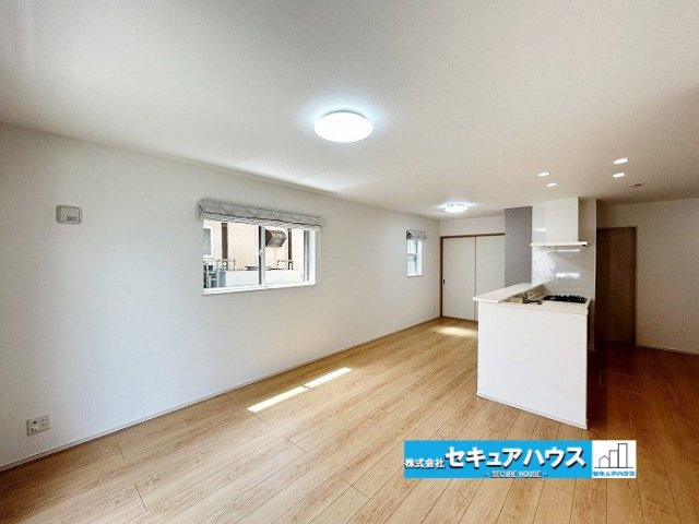【中古住宅】名古屋市南区七条町3丁目の居間・リビング|【リビング】
◆通学から帰宅し、リビングルームで会話を楽しむ子ども達。リビングから臨む景色は太陽色に染まり、解放感溢れゆったりとしたひと時を過ごすことが出来る素敵な空間です。　　　　　　　　　　　　　
