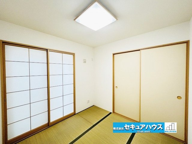 【中古住宅】名古屋市南区七条町3丁目の和室|【和室】
◆リビングに続く和室は寝転がるスペースやお子様の遊び場として活躍します。
来客時は扉を閉めて居室として利用することもできます。
◆収納付な点も嬉しいポイントです。　　　　　　　　　　　
