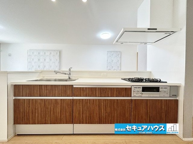 【中古住宅】名古屋市南区七条町3丁目のキッチン|【キッチン】
◆同時にたくさんの料理が調理できる。「焼く・蒸す・煮る」の工程を同時進行で進めることができるので、料理を素早く作ることができます。育児でバタバタ忙しいママに嬉しい♪　　