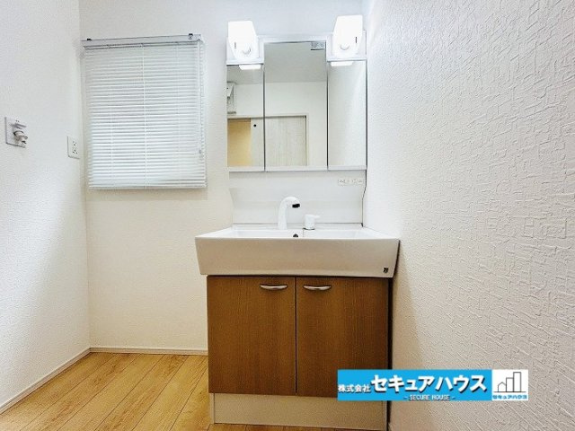 【中古住宅】名古屋市南区七条町3丁目の独立洗面台|【洗面台】
◆鏡の裏にはたっぷりと収納スペースを標準装備！
◆電源を付属しているのでドライヤーなど利用できます。　　　　　　　　　