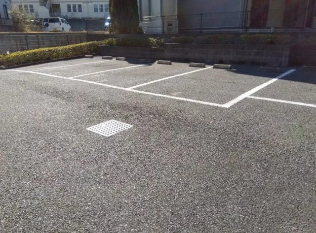 レオパレス萬貮番館の駐車場