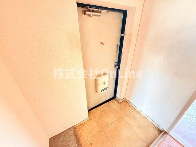 八尾市東山本新町４丁目の賃貸マンションの玄関