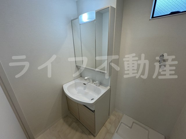 セレニティ荒本B棟の独立洗面台|独立洗面台、小物を置くことができて便利です