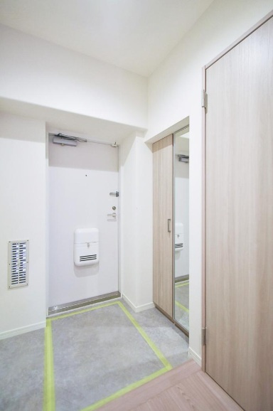 木場サニータウンの玄関|木場サニータウン：玄関横には姿見が付いているので、お出かけ前のチェックもスムーズです！