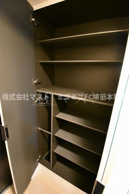 プレサンス大手前ピリオドの玄関