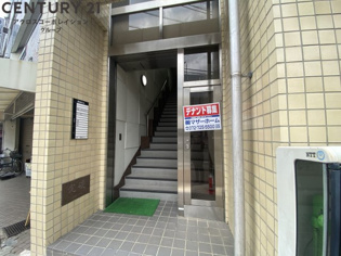 西岡ビルのエントランス