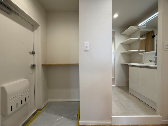 駅からのちょうど良い距離感がGOOD！！ワイドなカタチで使いやすさもあり、南東角部屋で採光・眺望は最高です！！アフターサービスがあるのもウレシイ『希望ヶ丘グリーンハイツ１号棟』リフォームの玄関|ゆったりとした玄関です