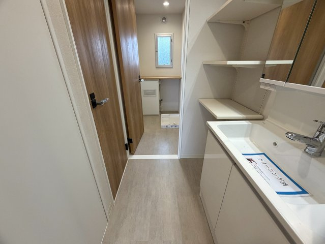 駅からのちょうど良い距離感がGOOD！！ワイドなカタチで使いやすさもあり、南東角部屋で採光・眺望は最高です！！アフターサービスがあるのもウレシイ『希望ヶ丘グリーンハイツ１号棟』リフォームの脱衣所