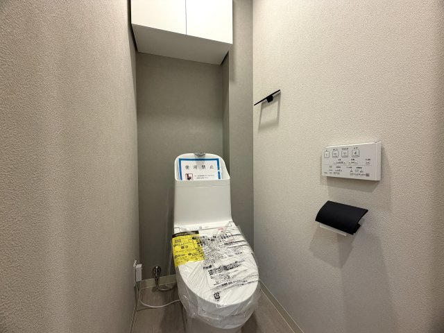 駅からのちょうど良い距離感がGOOD！！ワイドなカタチで使いやすさもあり、南東角部屋で採光・眺望は最高です！！アフターサービスがあるのもウレシイ『希望ヶ丘グリーンハイツ１号棟』リフォームのトイレ|落ち着いた色調のトイレです