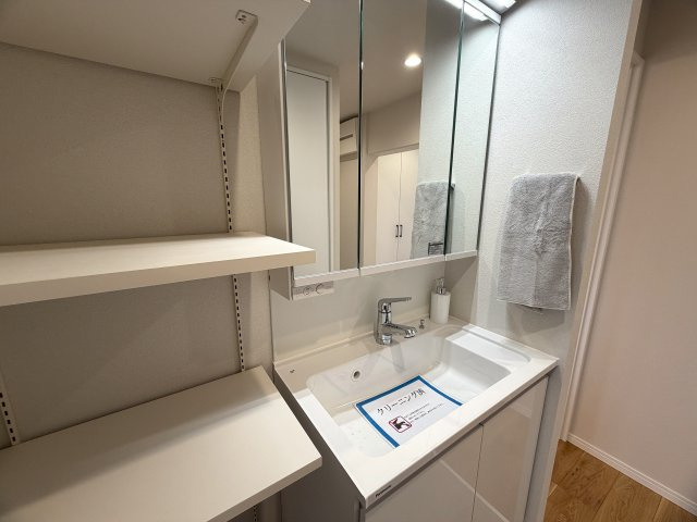 駅からのちょうど良い距離感がGOOD！！ワイドなカタチで使いやすさもあり、南東角部屋で採光・眺望は最高です！！アフターサービスがあるのもウレシイ『希望ヶ丘グリーンハイツ１号棟』リフォームの独立洗面台|独立洗面台、朝の身支度には欠かせません