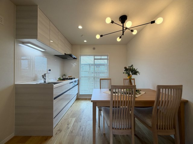 駅からのちょうど良い距離感がGOOD！！ワイドなカタチで使いやすさもあり、南東角部屋で採光・眺望は最高です！！アフターサービスがあるのもウレシイ『希望ヶ丘グリーンハイツ１号棟』リフォームの居間・リビング|こちらの居間で趣味の時間をお楽しみください