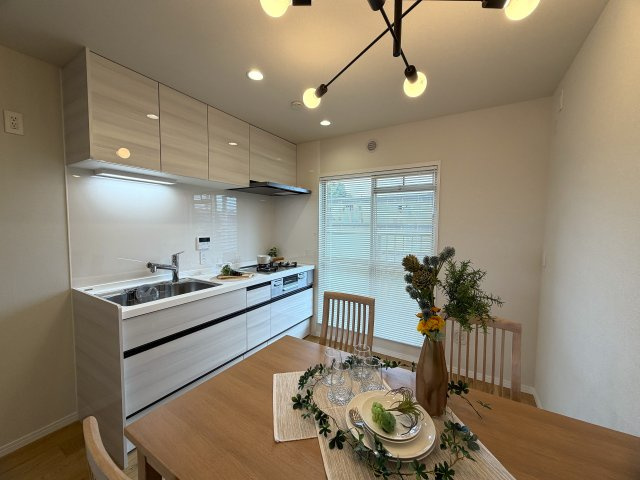 駅からのちょうど良い距離感がGOOD！！ワイドなカタチで使いやすさもあり、南東角部屋で採光・眺望は最高です！！アフターサービスがあるのもウレシイ『希望ヶ丘グリーンハイツ１号棟』リフォームの居間・リビング|こちらの居間で趣味の時間をお楽しみください