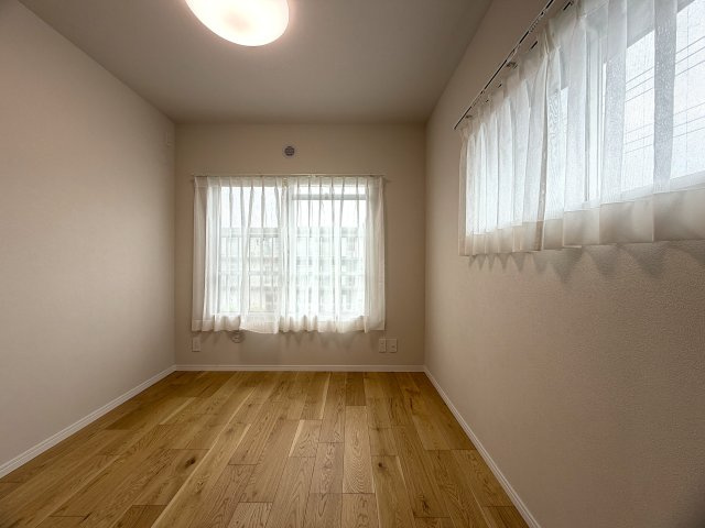 駅からのちょうど良い距離感がGOOD！！ワイドなカタチで使いやすさもあり、南東角部屋で採光・眺望は最高です！！アフターサービスがあるのもウレシイ『希望ヶ丘グリーンハイツ１号棟』リフォームの洋室|広々とした洋室です