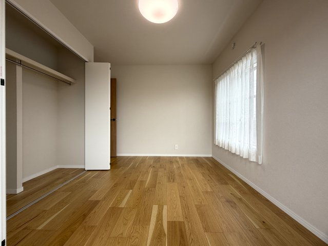 駅からのちょうど良い距離感がGOOD！！ワイドなカタチで使いやすさもあり、南東角部屋で採光・眺望は最高です！！アフターサービスがあるのもウレシイ『希望ヶ丘グリーンハイツ１号棟』リフォームの洋室|コンパクトで使いやすい洋室です
