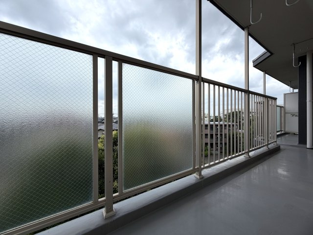 駅からのちょうど良い距離感がGOOD！！ワイドなカタチで使いやすさもあり、南東角部屋で採光・眺望は最高です！！アフターサービスがあるのもウレシイ『希望ヶ丘グリーンハイツ１号棟』リフォームのバルコニー|バルコニー付きです