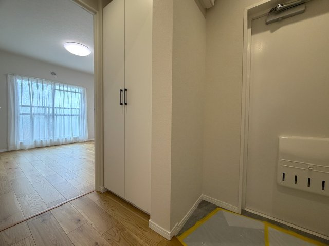 駅からのちょうど良い距離感がGOOD！！ワイドなカタチで使いやすさもあり、南東角部屋で採光・眺望は最高です！！アフターサービスがあるのもウレシイ『希望ヶ丘グリーンハイツ１号棟』リフォームの洋室|コンパクトで使いやすい洋室です
