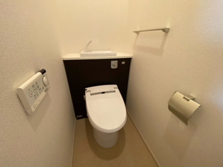 温水洗浄便座付きのトイレです♪