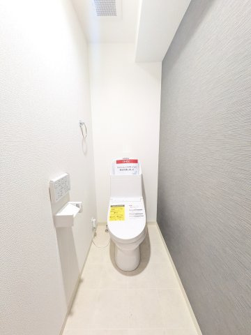 エバーライフ春日公園のトイレ|【トイレ】
フチなしトイレでお掃除も楽々♪節水タイプでウォシュレット付きトイレ！