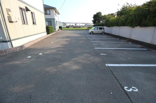 セジュール・アークBの駐車場
