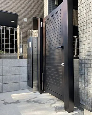 千葉市花見川区検見川町３丁目のアパートのエントランス