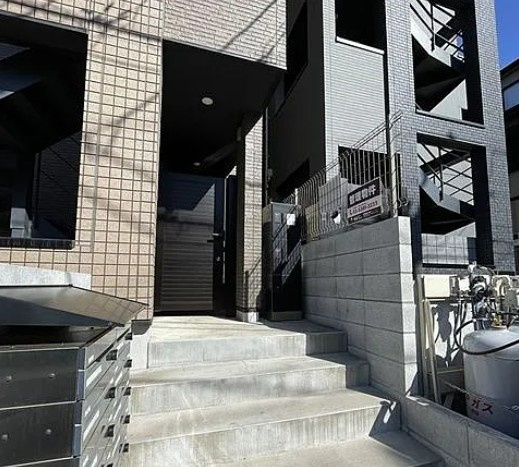 千葉市花見川区検見川町３丁目のアパートのエントランス