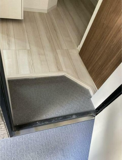 千葉市花見川区検見川町３丁目のアパートの玄関