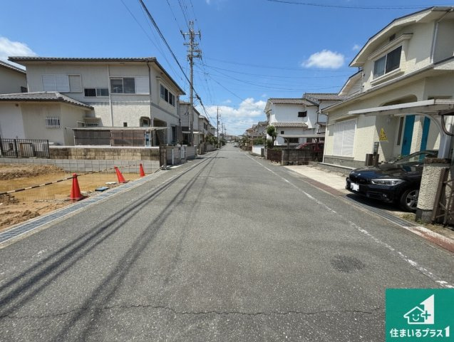 泉南郡熊取町大久保南　新築一戸建ての前面道路含む現地写真|現在建築中！落ち着いた街並みで新生活を始めることが出来そう！周辺の物件も併せてご紹介させて頂きます！
