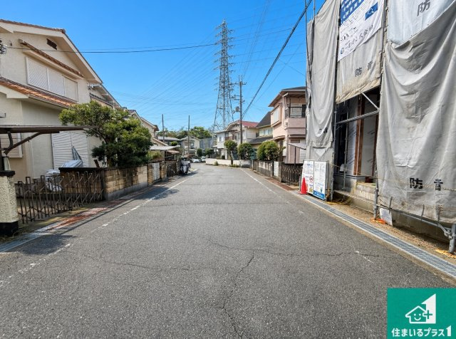 泉南郡熊取町大久保南　新築一戸建ての前面道路含む現地写真|現在建築中！落ち着いた街並みで新生活を始めることが出来そう！周辺の物件も併せてご紹介させて頂きます！