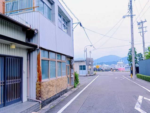 売土地　焼津市本町１丁目の前面道路含む現地写真|北側を向いた写真。すぐ近くに焼津港。散歩やジョギングコースとして港町の風情を楽しめます。