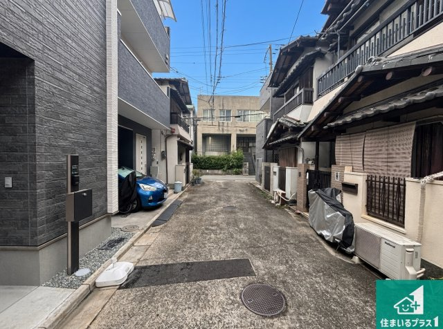 大阪市阿倍野区阪南町　新築一戸建ての前面道路含む現地写真|周辺は閑静な住宅街！前面道路広々で車の出し入れも便利です。駐車が苦手な方でも安心して車庫入れできます！