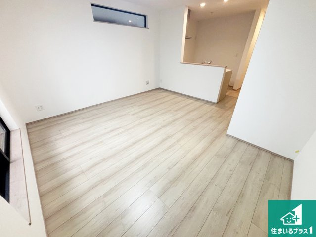 大阪市阿倍野区阪南町　新築一戸建ての居間・リビング|日当たり良好の明るいリビングで朝の目覚めもスッキリできそう！対面キッチンでご家族のコミュニケーションも自然と増える設計！小さなお子様が遊ぶスペースを作っても広々とくつろげるLDK！