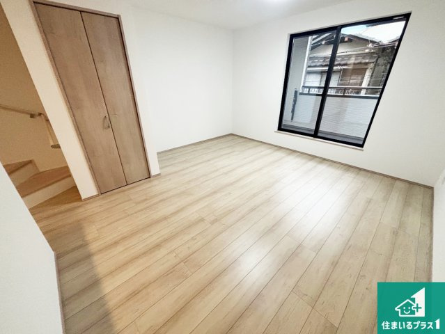 大阪市阿倍野区阪南町　新築一戸建ての居間・リビング|太陽の光が差し込むとっても明るいリビング！思わず微笑みたくなる居心地の良さ。家族団らんの時間も増えそうなくつろぎのＬＤＫで、住む人のこだわりを活かすゆとりある空間♪