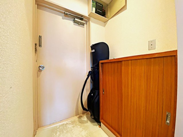 スプリングハイツ伊東の玄関|収納もある玄関です