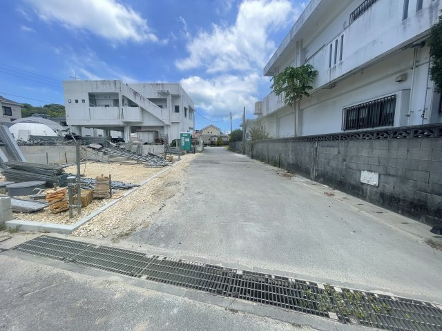 うるま市勝連南風原　第6（全2棟）ラスト2号棟の前面道路含む現地写真|※南西側公道5.7m♪