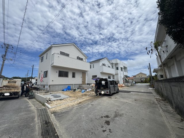うるま市勝連南風原　第6（全2棟）ラスト2号棟の前面道路含む現地写真|※南西側公道5.7m♪