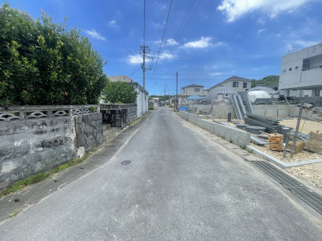 うるま市勝連南風原　第6（全2棟）ラスト2号棟の前面道路含む現地写真|※北西側公道4m♪