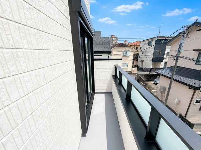 江戸川区南篠崎町1丁目 新築戸建のバルコニー|洗濯物が気持ちよく乾く、陽当たりの良いバルコニーです。
