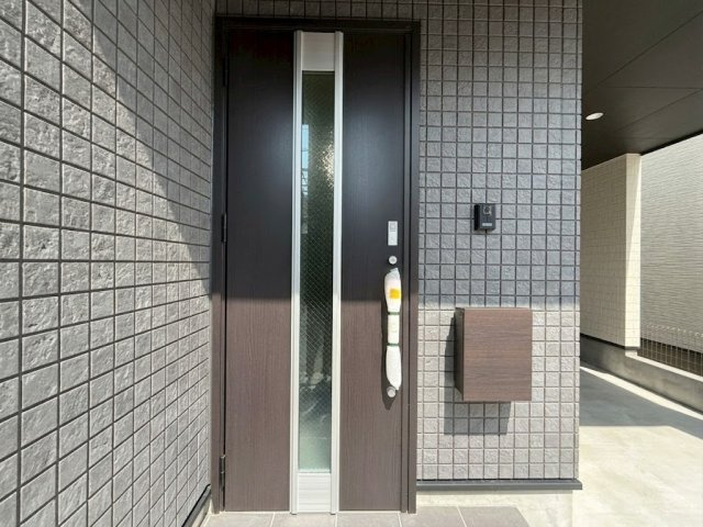 江戸川区南篠崎町1丁目 新築戸建の玄関|荷物が多い日もスムーズに施錠・解錠できる、便利なカードキー仕様です。