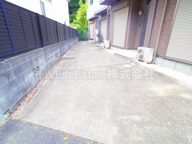 メゾンヴェルデの駐車場