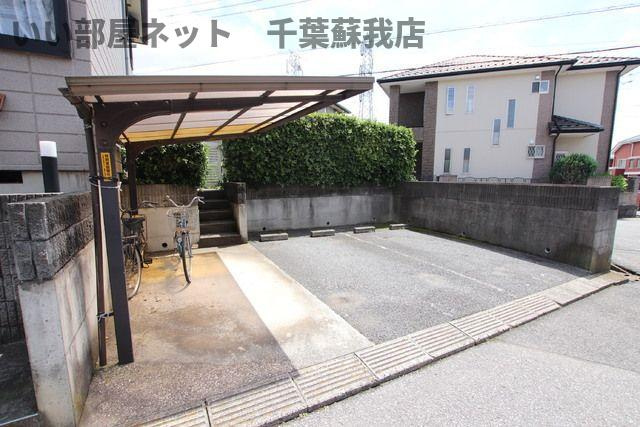 アートイン市原Ｃ棟の駐車場|駐車場に車を止められます