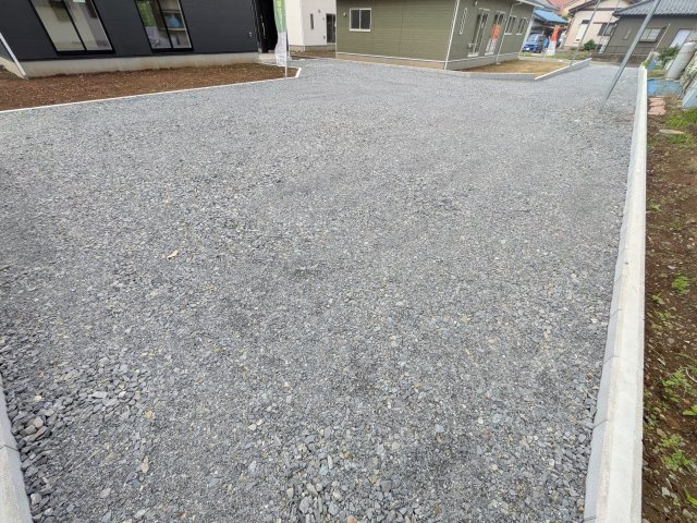 つくば市高見原　第17　新築戸建て　3号棟の駐車場|駐車6台可能で、出し入れしやすいゆとりのカースペース。
月々の駐車場代が不要な点も大きな魅力です。