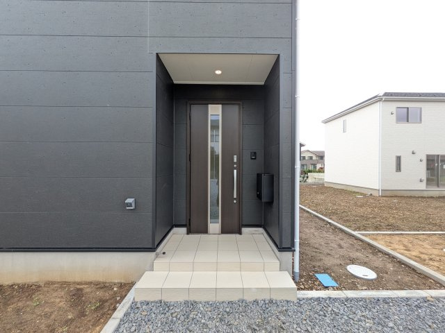 つくば市高見原　第17　新築戸建て　3号棟の玄関|玄関ドアはカードキーで開閉も楽々♪
スマホでの開錠と施錠も可能です！
玄関上部には人感センサー付きのダウンライトがあるので、夜間の帰宅時に自動で点灯してくれます♪
防犯対策面にも一役買ってくれます！